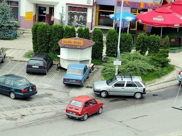 W sobotę w okolicach ulicy Okulickiego w Stalowej Woli panuje ogromny ruch. Kierowcy parkują nawet na zakrętach.