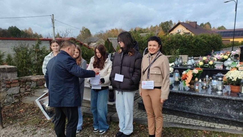 Rekordowa kwesta na cmentarzu w Bielinach. Do puszek zebrano ponad 9 tysięcy złotych! Zobaczcie zdjęcia