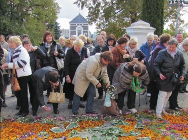 Po mszy każdy z wiernych chciał zabrać ze sobą kilka kwiatów z dywanu, po którym niesiono Cudowną Hostię