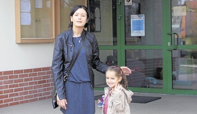 Marta Król, mama 5-letniej Paulinki, po odebraniu córki z Przedszkola nr 58, zawozi ją na lekcje dodatkowe