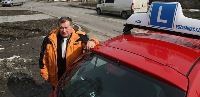 - Nie włączenie kierunkowskazu powoduje zagrożenie bezpieczeństwa w ruchu drogowym &#8211; argumentuje potrzebę zmiany Jerzy Brożyna, egzaminator nadzorujący w Wojewódzkim Ośrodku Ruchu Drogowego w Kielcach.