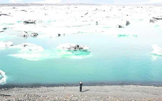 Akcja filmu Krzysztofa Nowickiego pt. „Daleko od Reykjaviku” dzieje się na mroźnej Islandii. Po seansie zaplanowano spotkanie z reżyserem