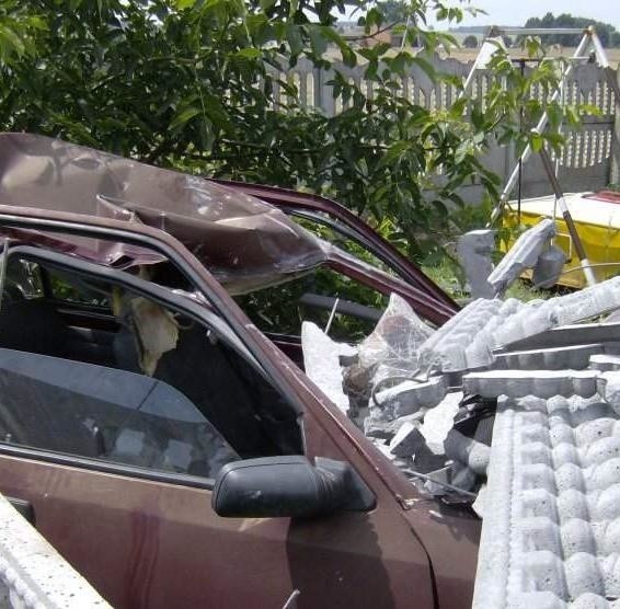 Peugeot rozwalił płot i o mało nie zbabił 5-letniej dziewczynki.