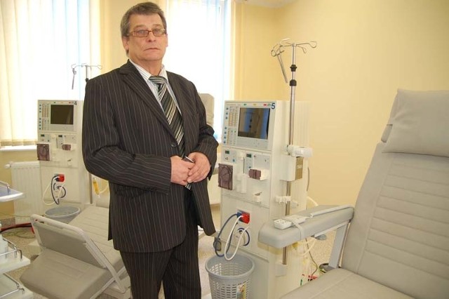 Doktor Krzysztof Wruk w stacji dializ w dawnej szczecineckiej przychodni przyszpitalnej, która ma 16 stanowisk do dializoterapii. 