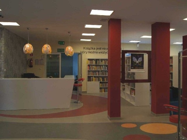 Nowocześnie urządzone wnętrze Gminnej Biblioteki Publicznej w Krasocinie.