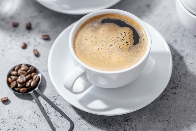 Kawa działa na mózg, ale też na nasze zmysły. Energii dodaje samo przekonanie, że kawa działa pobudzająco.