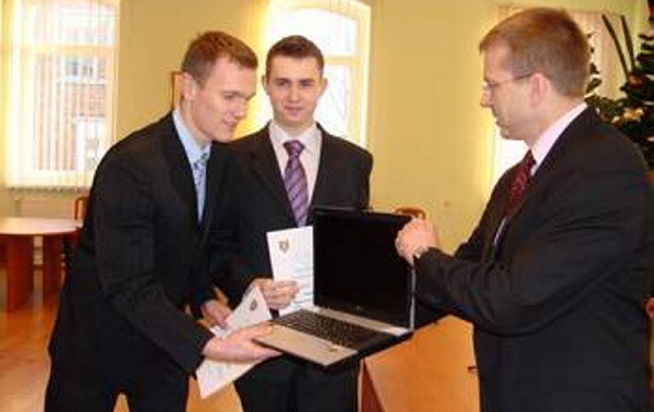 Bartek Grabowski i Paweł Kaczor wygrali laptopa w konkursie "Młody przedsiębiorca". (fot. Małgorzata Trzcionkowska)