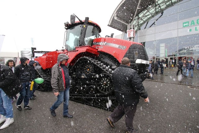 Najprawdopodobniej najdroższy ciągnik Agrotechu -  Case IH Quadtrac 620 na gąsienicach. Jest imponujący. ZOBACZ: Agrotech 2018. Kosmiczna technologia w traktorach - zobacz reportaż  Agrotech 2018. Targi rolnicze oficjalnie otwarte! Ważne słowa 