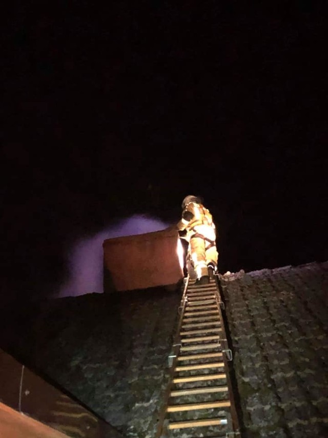 W piątek (8.02) o godz. 21.10 strażacy z OSP Potęgowo zadysponowani zostali do  pożaru sadzy w przewodzie kominowym w miejscowości Radosław. Zobaczcie zdjęcia z akcji strażaków. 