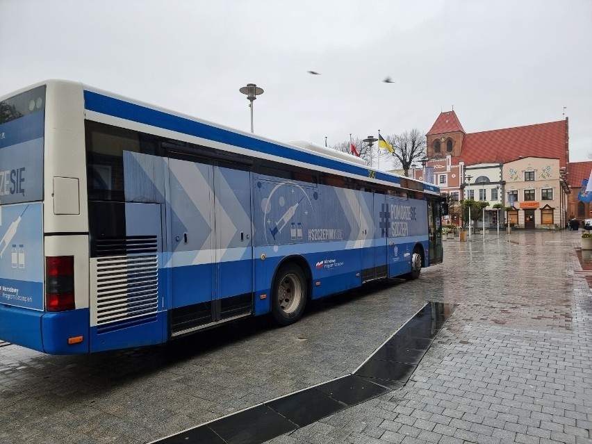 #PomorzeSięSzczepi! Szczepibus stanął na Starym Rynku w Pucku. Z darmowych szczepień skorzystało 47 osób