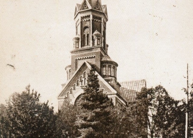 Konsekrowany w 1912 roku kościół ewangelicki św. Jana tylko cudem nie został spalony przez kozaków.