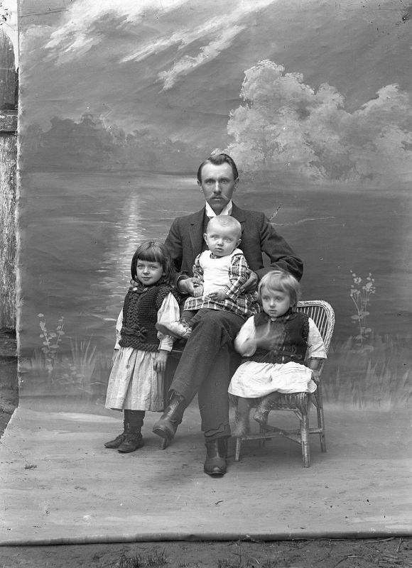 Józef Karłowicz z dziećmi. Kto jest autorem zdjęcia? Przypuszczalnie żona Wiktoria, która pomagała mu w pracy