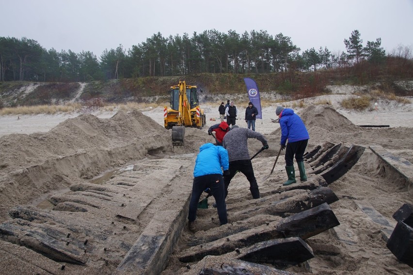 Morze odsłoniło wrak statku na plaży w Międzywodziu [ZDJĘCIA]