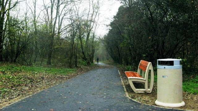 W miejsce nieutwardzonych, zarośniętych i zaśmieconych ścieżek budowane są alejki spacerowe