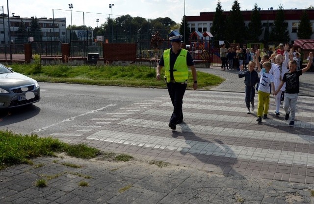 Policjanci ćwiczą z najmłodszymi bezpieczne zachowania na drogach i przejściach dla pieszych.