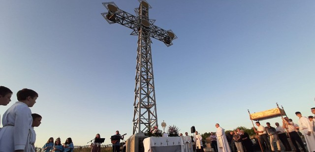 Przed Kazimierskim Krzyżem Miłości adorowano Pana Jezusa ukrytego w Najświętszym Sakramencie.