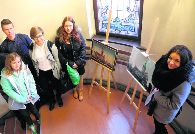 Wystawa uczniów klasy patronackiej Gino Rossi (kilkoro z nich jest na zdjęciu) jest  prezentowana w słupskim ratuszu.