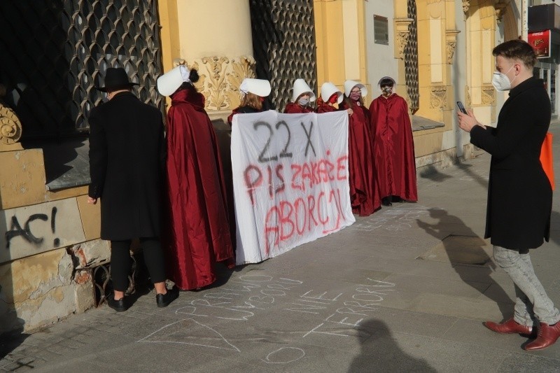 Kobiety protestują pod siedziba PiS w Łodzi. Chodzi o dzisiejszą rozprawę w Trybunale Konstytucyjnym i zakaz aborcji