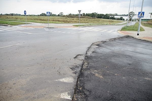 Robotnicy wciąż budują ul. Jacka Kuronia, ale nie zabezpieczają terenu. Kilkadziesiąt metrów dalej asfalt się kończy i zaczynają niebezpieczne wykopy.