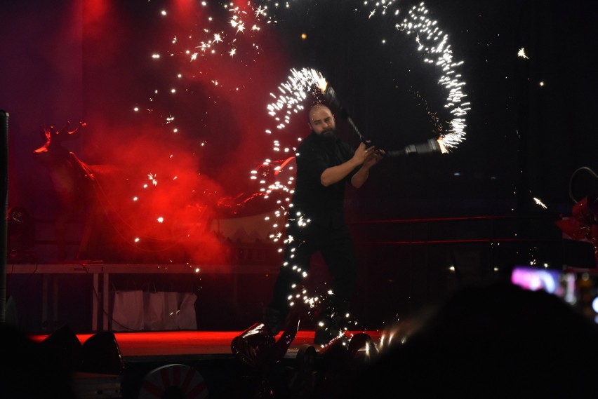 Chrzanów. Św. Mikołaj rozdawał dzieciom prezenty. Pokazy taneczne i fireshow [ZDJĘCIA]