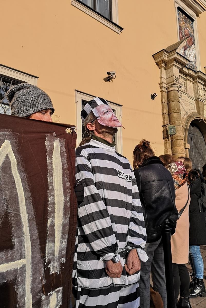 Kraków. Kolejny protest przed krakowską kurią przeciwko ukrywaniu przez kościół pedofilów [ZDJĘCIA] [9.12.]