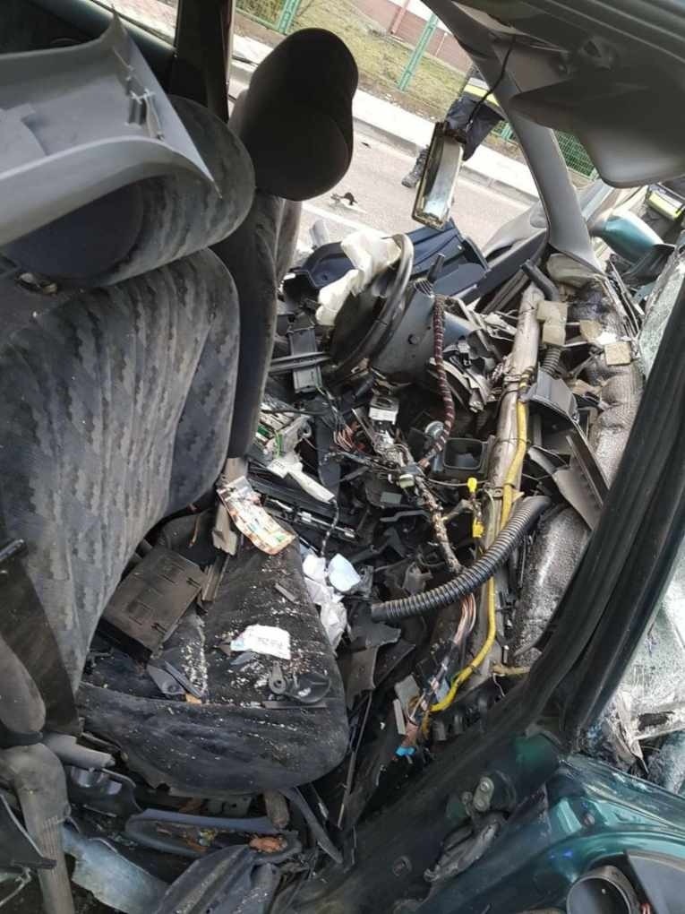 Śmiertelny wypadek w gminie Bogoria. Zginął pasażer osobówki, która zderzyła się z ciężarówką (ZDJĘCIA)