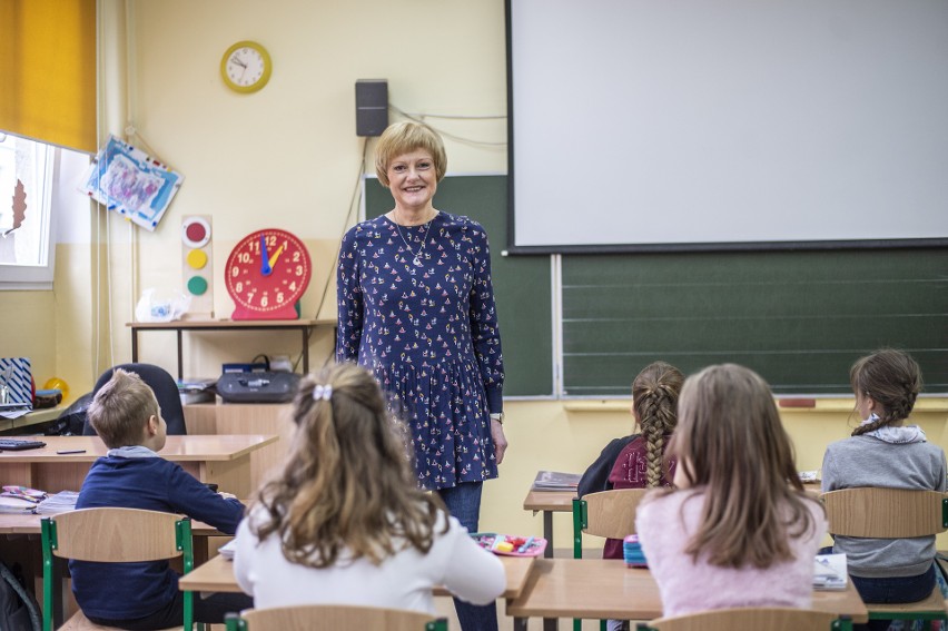 Barbara Plucińska jest dyplomowanym nauczycielem edukacji...