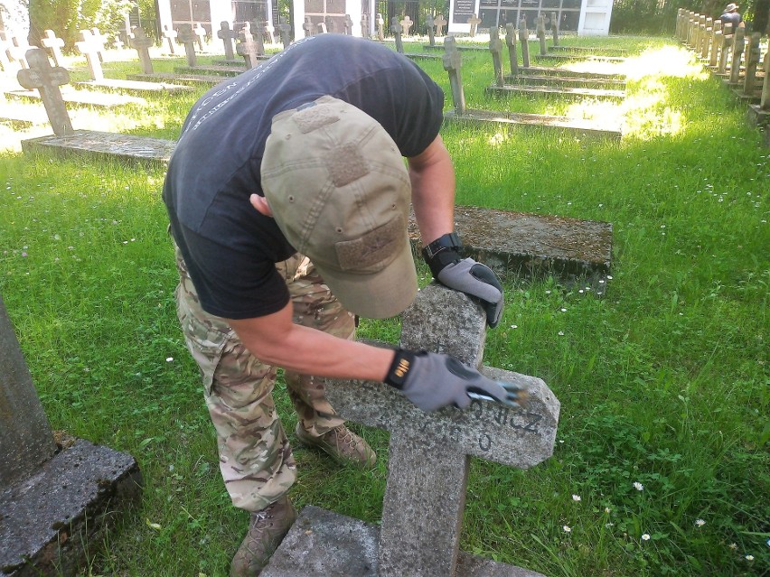 Sprzątanie grobów na cmentarzu przy ul. 11 Listopada