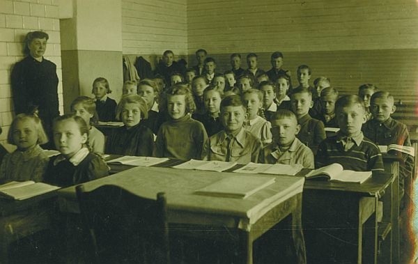 Tak wyglądała nasza klasa w 1945 r. Przy piecu wychowawczyni pani Wąchałówna.