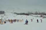 Góra Kamieńsk czeka na narciarzy. Kiedy rozpoczęcie sezonu? Armatki sypią śnieg na stok narciarski