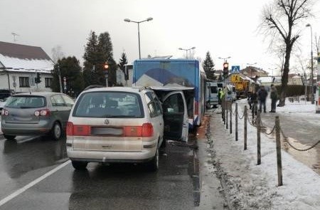 Nowy Sącz. Zderzenie autobusu MPK i osobówki. Dwie osoby zabrane do szpitala [ZDJĘCIA]