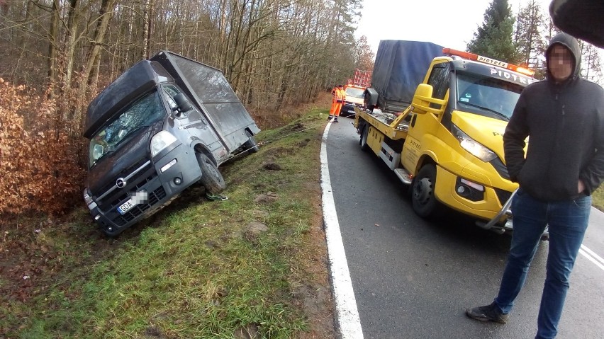 Kierowca TIR-a jechał krajówką z Miastka w kierunku Bytowa i kasował po drodze auta. Szukała go policja, sam zgłosił się na komisariat