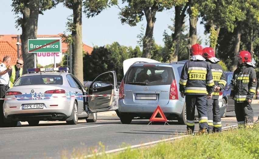 Po zderzeniu droga została całkowicie zablokowana, samochody...