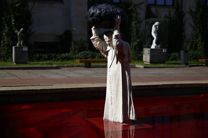 Jan Paweł II rzucający meteorytem. Kontrowersyjna instalacja przed Muzeum Narodowym w Warszawie