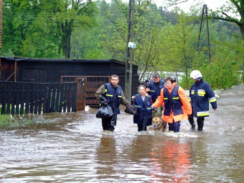 Trzynaście lat temu wielka woda zalała Opolszczyznę. Region mocno ucierpiał w tamtych dniach . Zdjęcia, filmy