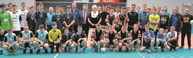 Pamiątkowe zdjęcie wszystkich uczestników turnieju piłki nożnej dla szkół gimnazjalnych, który odbył się w Pińczowie. Zwyciężyło Gimnazjum numer 1 z Pińczowa. 