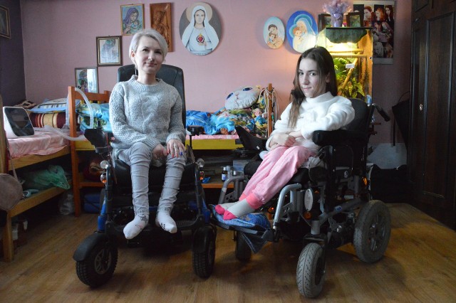 Siostry: Bogumiła (z lewej) i Magda w rodzinnym domu w Jasienicy