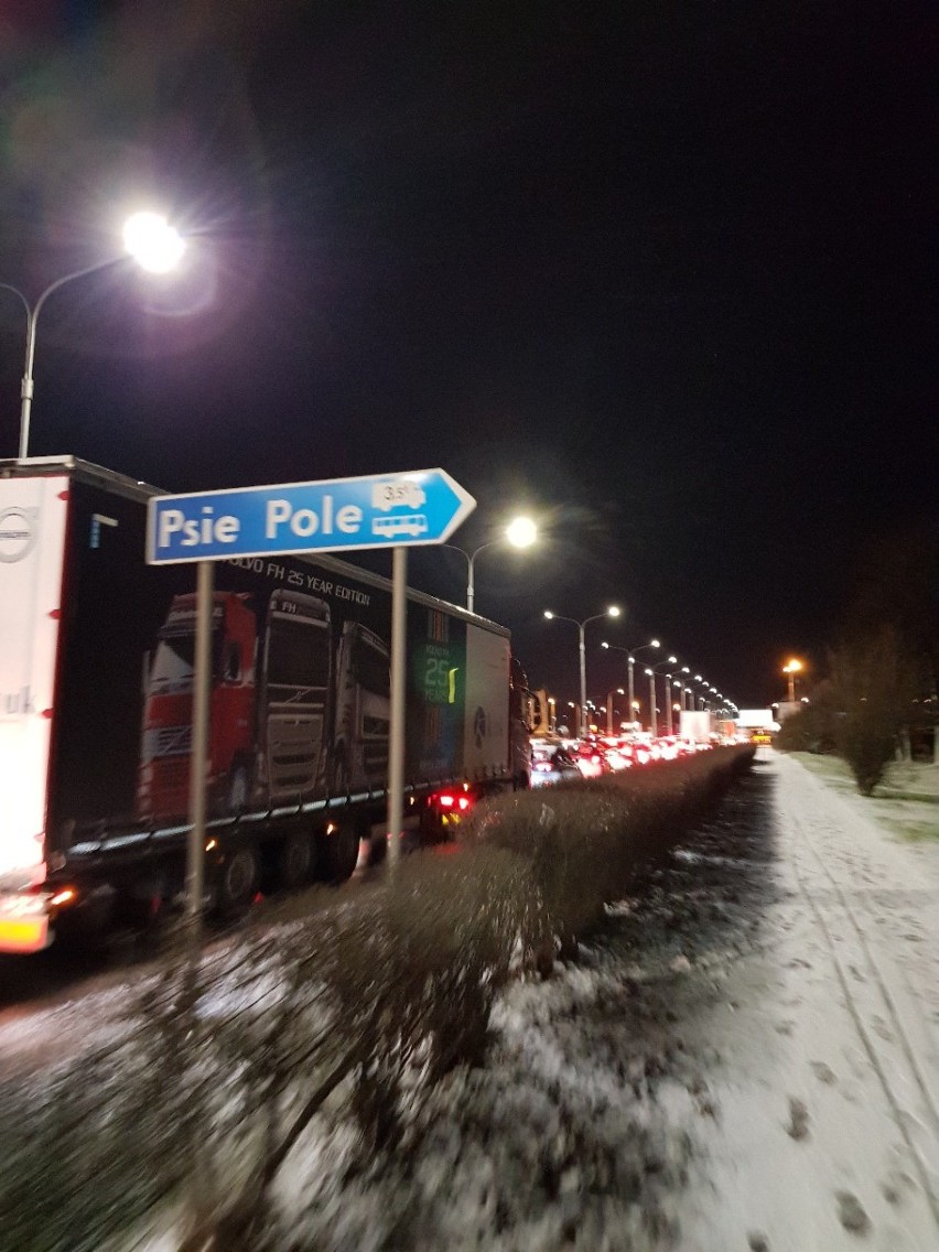 Fatalne warunki na drogach. Wypadki i wielkie korki. Autostrada zamknięta [ZDJĘCIA]