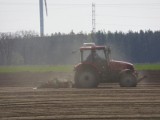 Traktor przejechał rolnika. Ciągnikiem kierowało dziecko. Wypadek w gospodarstwie koło Bełchatowa