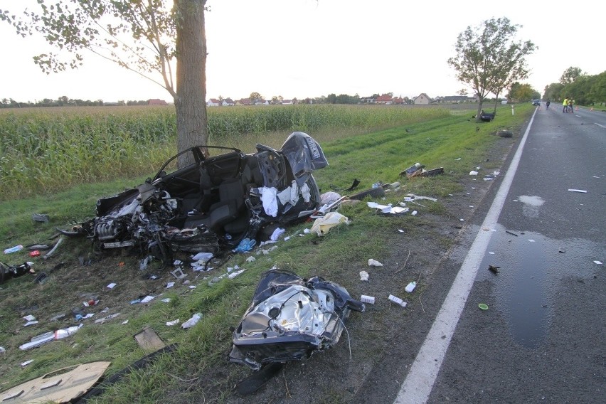 Wypadek na trasie Wrocław - Oława. Auta zderzyły się czołowo [ZDJĘCIA]