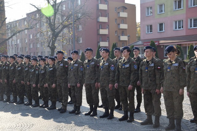 Uczniowie klasy mundurowej ślubowali godnie reprezentować szkołę i być dobrymi żołnierzami.