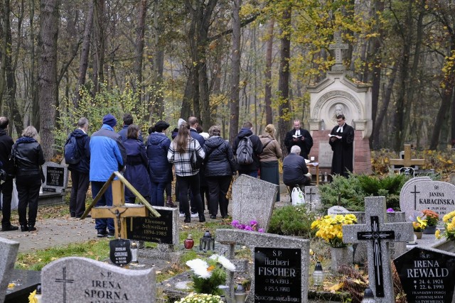 We Wszystkich Świętych, na Miłostowie odbyło się nabożeństwo. Tłumy na poznańskich cmentarzach