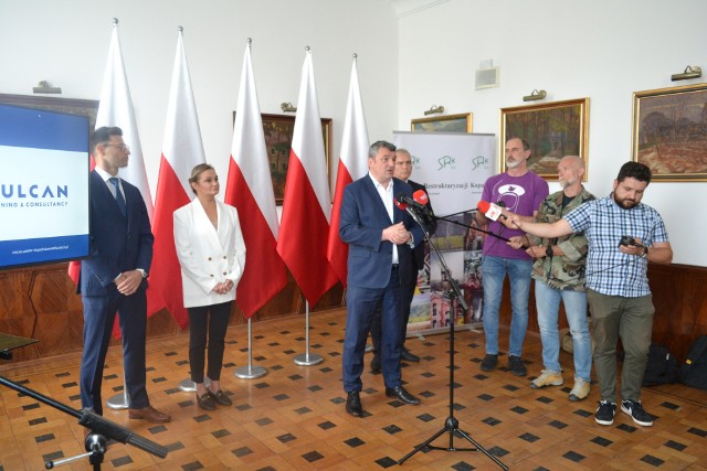 W piątek 30 czerwca w Śląskim Urzędzie Wojewódzkim w Katowicach zainaugurowano projekt "Wiatr - kopalnia możliwości", czyli program szkoleń dla górników zapewniający kwalifikacje do pracy w sektorze energii wiatrowej