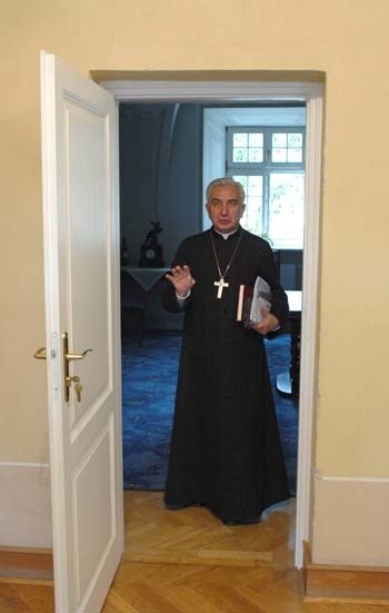 Abp Wojciech Ziemba urodził się w 1941 roku w Wampierzowie na terenie diecezji tarnowskiej. Wyświęcony na księdza w 1967 roku, pracował jako wikariusz w dwóch parafiach na terenie diecezji warmińskiej.  W czerwcu 1982 roku został mianowany biskupem pomocniczym diecezji warmińskiej; jego dewizą biskupią są słowa: "Bóg bogaty w miłosierdzie". Po zmianach struktur administracyjnych Kościoła w Polsce w roku 1992 został biskupem nowo utworzonej diecezji ełckiej. 16 listopada  2000 roku papież Jan Paweł II mianował go arcybiskupem metropolitą białostockim. Był trzecim metropolitą naszej diecezji, pierwszym był abp. Edward Kisiel i abp. Stanisław Szymecki.