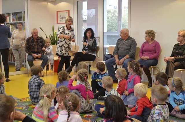 Spotkanie międzypokoleniowe w bibliotece.