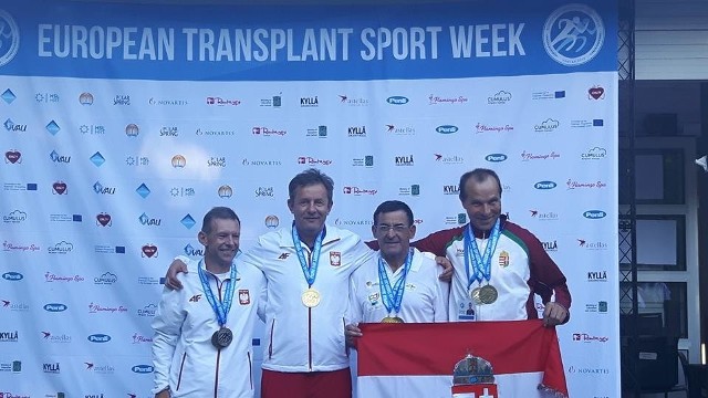 Piotr Chojnacki (drugi z lewej) sięgnął po złoty medal w tenisie. Znakomicie wypadł na korcie