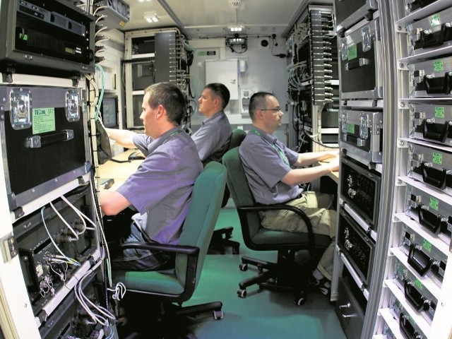 Inżynierowie bydgoskiej firmy Teldat w moblilnym centrum teleinformacyjnym "Jaśmin".