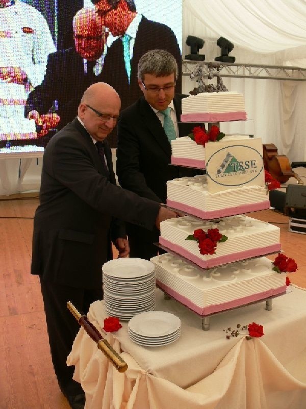 (od lewej) Marek Indyk, dyrektor oddziału Agencji Rozwoju Przemysłu w Tarnobrzegu i Wojciech Dąbrowski, prezes zarządu Agencji Rozwoju Przemysłu w Warszawie kroją urodzinowy tort podczas jubileuszu.