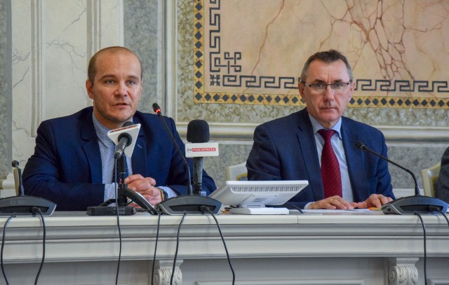 W Przemyślu ogłoszono wyniki głosowania w budżecie obywatelskim 2022. Nz. od lewej M. Kamiński, przewodniczący Rady Miejskiej w Przemyślu i Janusz Zapotocki, wiceprzewodniczący Rady Miejskiej.