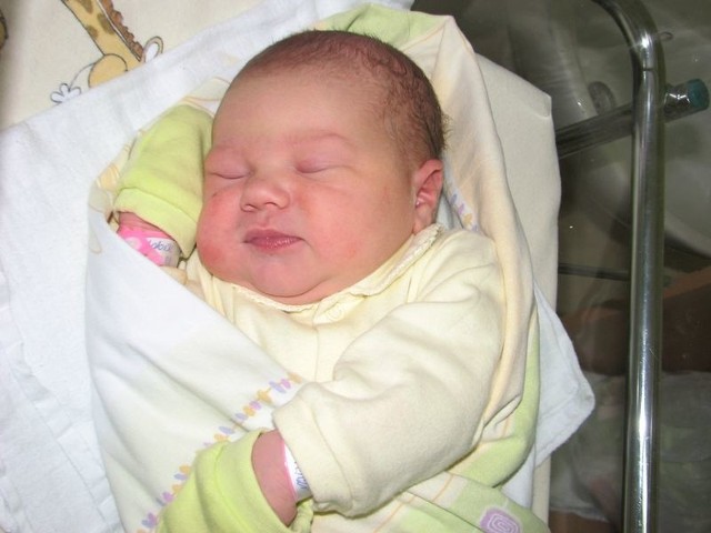 Alicja Żabik urodziła się we wtorek, 27 listopada. Ważyła 4030 g i mierzyła 60 cm. Córka Renaty i Grzegorza z Lipnik ma brata Dawida (4 l.)